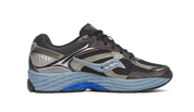 Saucony ProGrid Omni 9 Disrupt Black Torte, sneaker Saucony noire aux nuances Torte avec design running rétro, empeigne multicouche et semelle volumineuse vue de profil intérieur. 