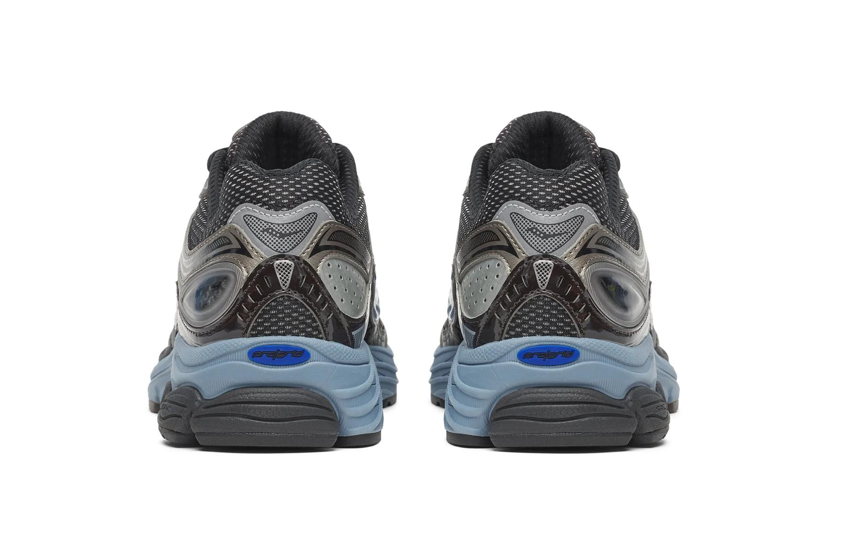 Saucony ProGrid Omni 9 Disrupt Black Torte, sneaker Saucony noire aux nuances Torte avec design running rétro, empeigne multicouche et semelle volumineuse vue de derrière. 