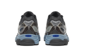 Saucony ProGrid Omni 9 Disrupt Black Torte, sneaker Saucony noire aux nuances Torte avec design running rétro, empeigne multicouche et semelle volumineuse vue de derrière. 