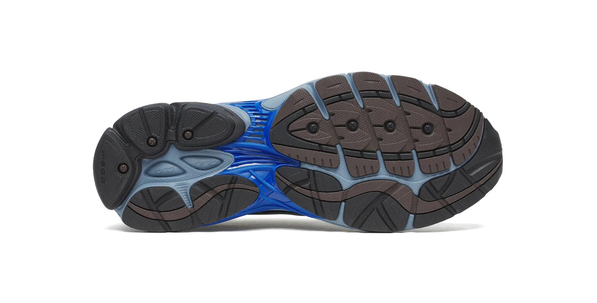 Saucony ProGrid Omni 9 Disrupt Black Torte, sneaker Saucony noire aux nuances Torte avec design running rétro, empeigne multicouche et semelle volumineuse vue de dessous. 