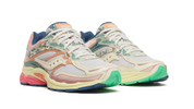 Saucony ProGrid Omni 9 Floral Beige Blue, sneaker Saucony beige et bleue aux détails floraux, avec design running rétro et empeigne multicouche vue de 3/4 face. 