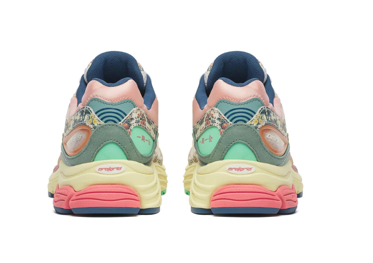 Saucony ProGrid Omni 9 Floral Beige Blue, sneaker Saucony beige et bleue aux détails floraux, avec design running rétro et empeigne multicouche vue de derrière. 