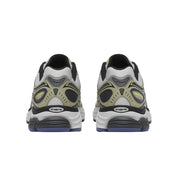 Découvrez la Saucony ProGrid Omni 9 Metallic White Gold, une sneaker rétro-running blanche aux détails dorés métallisés, avec design Y2K et amorti ProGrid vue de derrière. 
