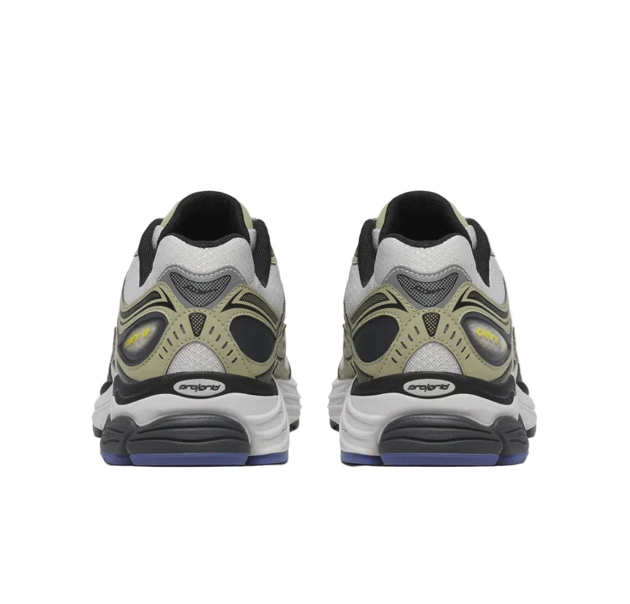 Découvrez la Saucony ProGrid Omni 9 Metallic White Gold, une sneaker rétro-running blanche aux détails dorés métallisés, avec design Y2K et amorti ProGrid vue de derrière. 