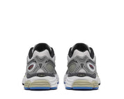 Découvrez la Saucony ProGrid Omni 9 Metallic Grey Silver, une sneaker rétro-running grise et argentée au design Y2K avec amorti ProGrid vue de derrière. 