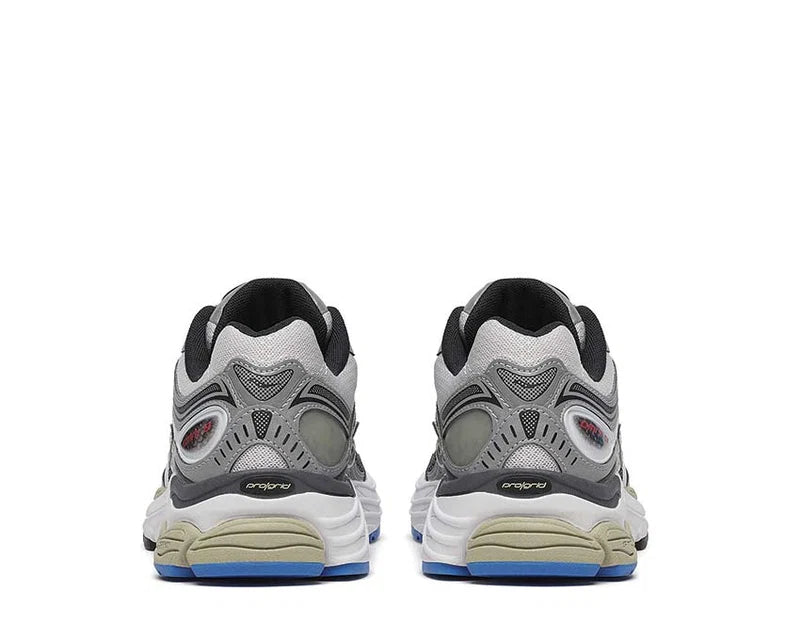 Découvrez la Saucony ProGrid Omni 9 Metallic Grey Silver, une sneaker rétro-running grise et argentée au design Y2K avec amorti ProGrid vue de derrière. 