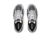 Découvrez la Saucony ProGrid Omni 9 Metallic Grey Silver, une sneaker rétro-running grise et argentée au design Y2K avec amorti ProGrid vue du dessus. 