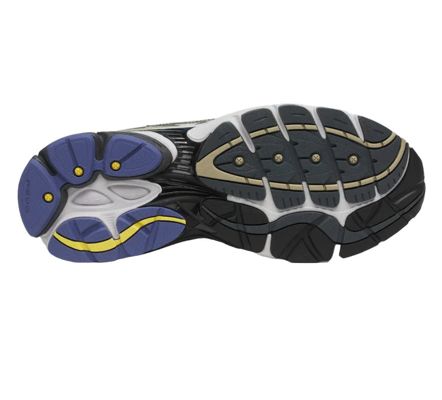 Découvrez la Saucony ProGrid Omni 9 Metallic White Gold, une sneaker rétro-running blanche aux détails dorés métallisés, avec design Y2K et amorti ProGrid vue du dessous