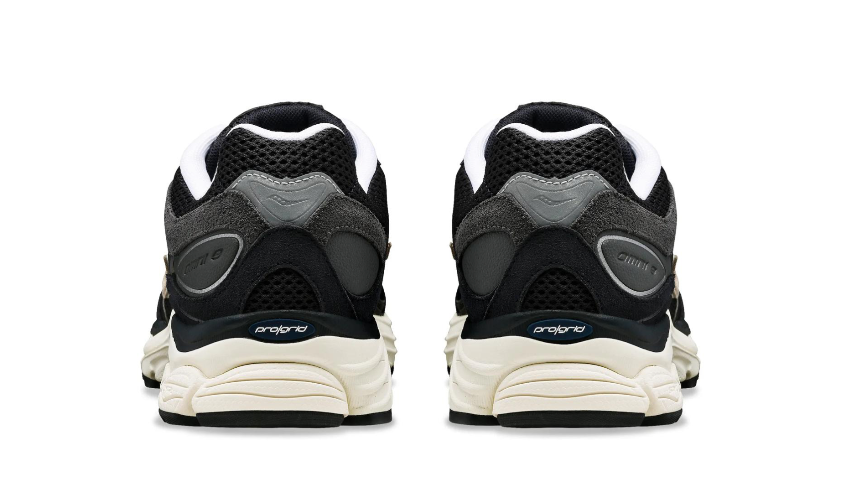 Saucony ProGrid Omni 9 Navy Grey, sneaker Saucony bleu marine et grise avec construction multicouche et silhouette technique rétro-running vue de derrière. 