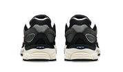 Saucony ProGrid Omni 9 Navy Grey, sneaker Saucony bleu marine et grise avec construction multicouche et silhouette technique rétro-running vue de derrière. 
