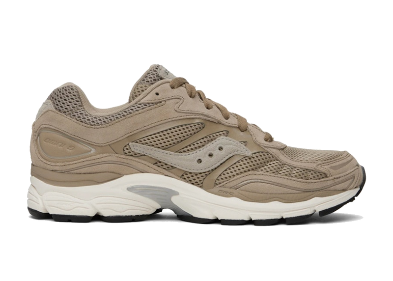 Saucony ProGrid Omni 9 Premium Greige, sneaker running rétro beige-gris en mesh avec empiècements en suède premium et semelle ProGrid vue de profil. 