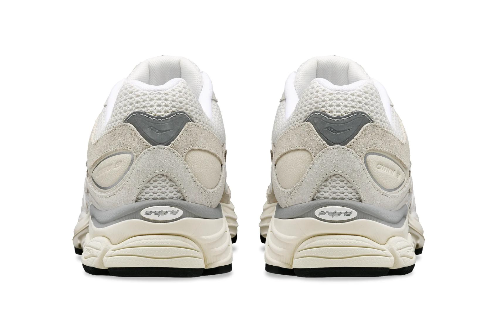Découvrez la Saucony ProGrid Omni 9 Premium White, une sneaker rétro-running blanche au design Y2K, combinant construction technique et amorti ProGrid vue de derrière. 