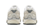 Découvrez la Saucony ProGrid Omni 9 Premium White, une sneaker rétro-running blanche au design Y2K, combinant construction technique et amorti ProGrid vue de derrière. 