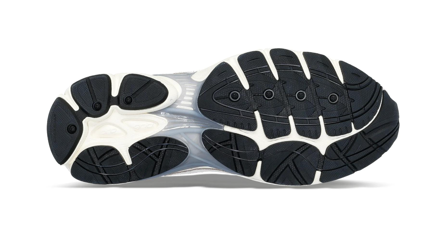 Découvrez la Saucony ProGrid Omni 9 Premium White, une sneaker rétro-running blanche au design Y2K, combinant construction technique et amorti ProGrid vue de dessous. 
