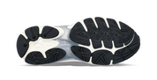 Découvrez la Saucony ProGrid Omni 9 Premium White, une sneaker rétro-running blanche au design Y2K, combinant construction technique et amorti ProGrid vue de dessous. 