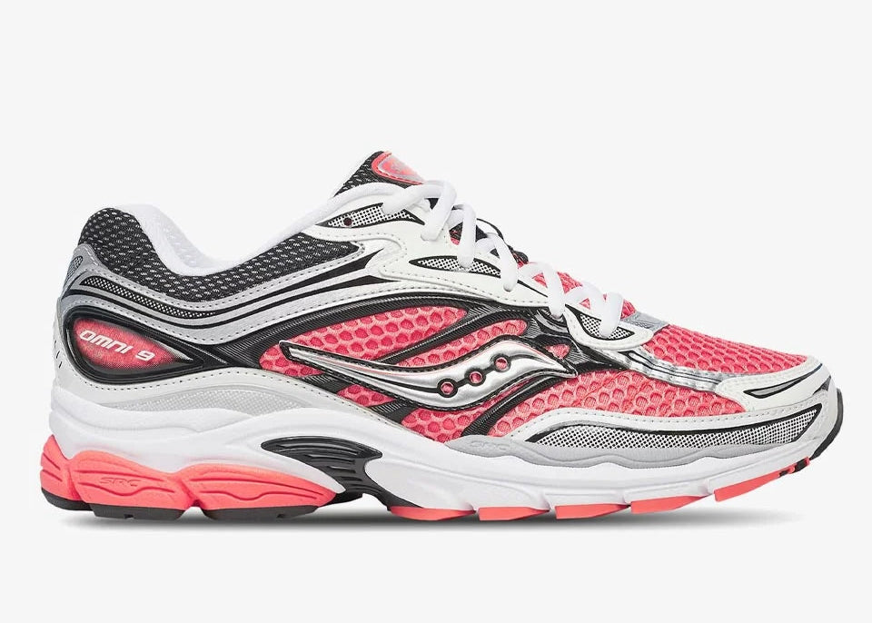 Saucony ProGrid Omni 9 Silver Coral, sneaker Saucony rétro-running argentée et corail en mesh avec empiècements techniques et amorti ProGrid.
