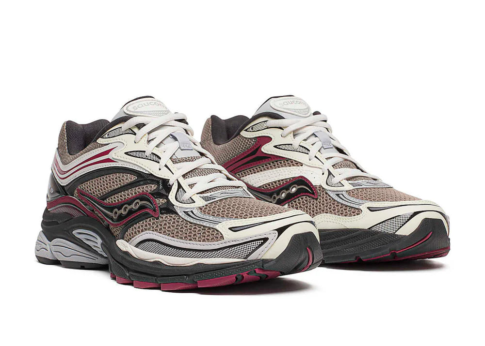 Saucony ProGrid Omni 9 Tomorrow, Meet Yesterday Pack Tan Maroon en mesh tan avec détails bordeaux et amorti ProGrid, vue de 3/4 face. 