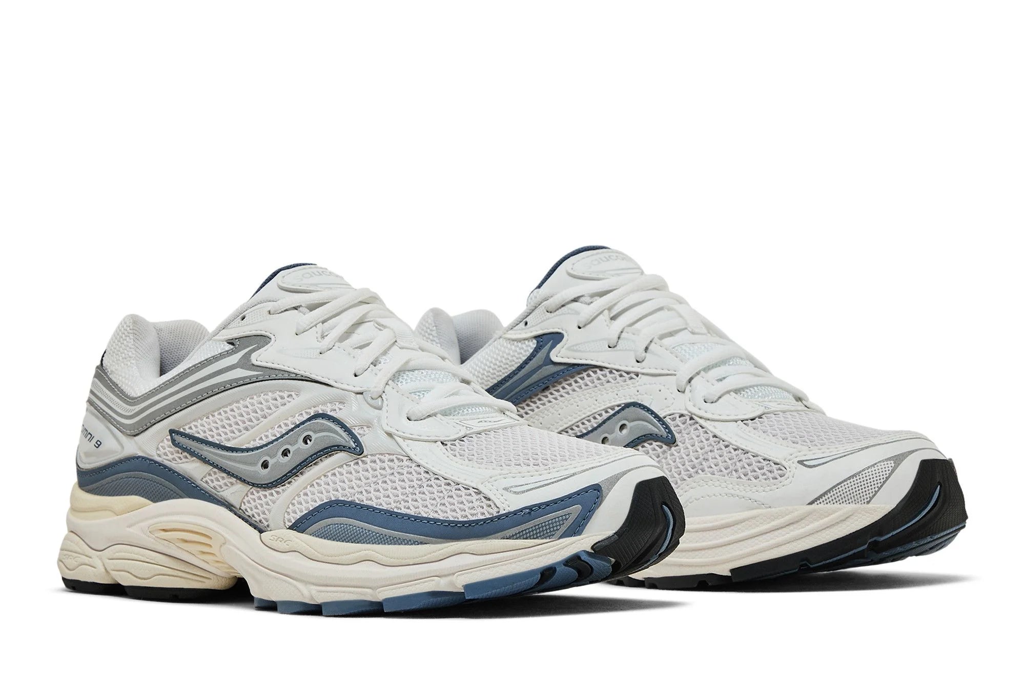 Saucony ProGrid Omni 9 Tomorrow, Meet Yesterday Pack Blue, sneaker Saucony bleue au design rétro-running Y2K avec mesh, empiècements techniques et amorti ProGrid.