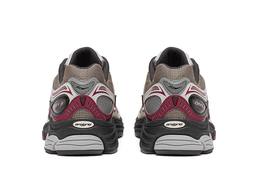 Saucony ProGrid Omni 9 Tomorrow, Meet Yesterday Pack Tan Maroon en mesh tan avec détails bordeaux et amorti ProGrid vue de derrière. 