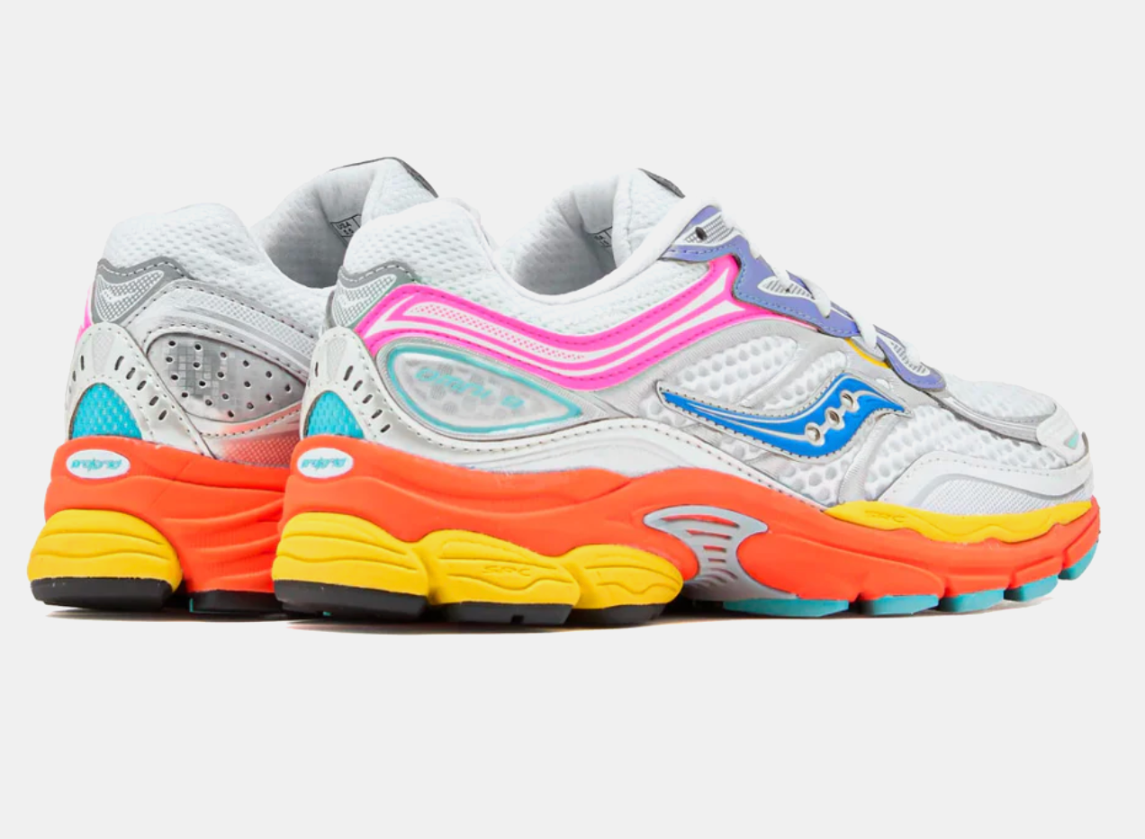 Saucony ProGrid Omni 9 White Multi avec tige en mesh blanc respirant, empiècements synthétiques multicolores, amorti ProGrid et semelle extérieure en caoutchouc.