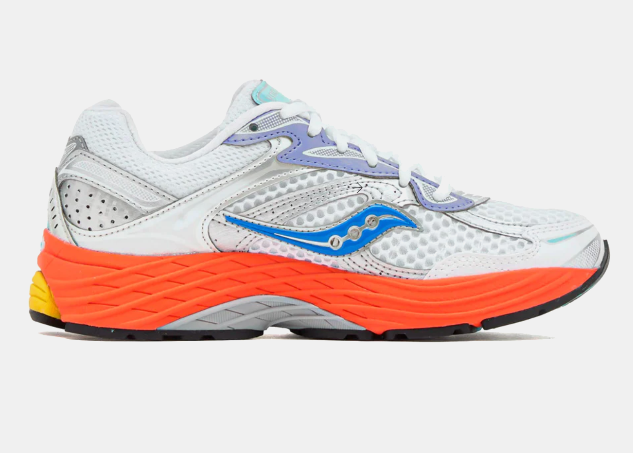 Saucony ProGrid Omni 9 White Multi avec tige en mesh blanc respirant, empiècements synthétiques multicolores, amorti ProGrid et semelle extérieure en caoutchouc.