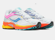 Saucony ProGrid Omni 9 White Multi avec tige en mesh blanc respirant, empiècements synthétiques multicolores, amorti ProGrid et semelle extérieure en caoutchouc.