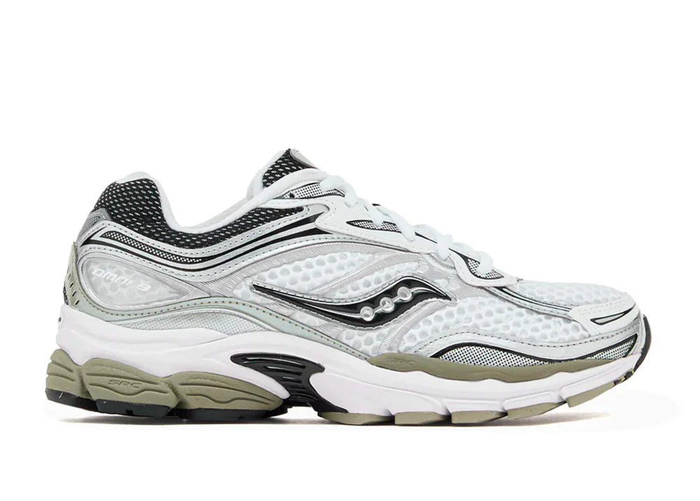 Saucony ProGrid Omni 9 White Sage, sneaker running rétro blanche en mesh avec détails vert sauge, renforts techniques et semelle Grid vue de profil. 