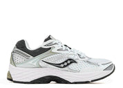 Saucony ProGrid Omni 9 White Sage, sneaker running rétro blanche en mesh avec détails vert sauge, renforts techniques et semelle Grid vue de profil intérieur. 