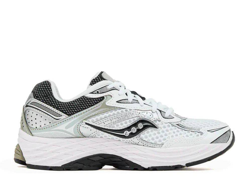 Saucony ProGrid Omni 9 White Sage, sneaker running rétro blanche en mesh avec détails vert sauge, renforts techniques et semelle Grid vue de profil intérieur. 