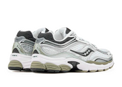 Saucony ProGrid Omni 9 White Sage, sneaker running rétro blanche en mesh avec détails vert sauge, renforts techniques et semelle Grid vue de 3/4 arrière. 