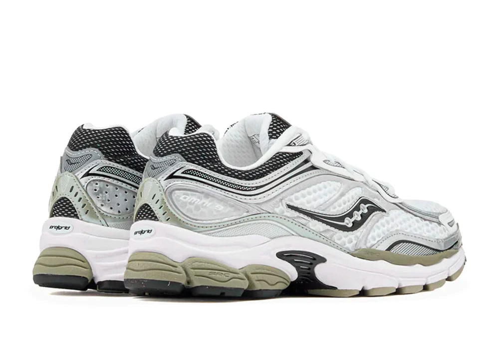 Saucony ProGrid Omni 9 White Sage, sneaker running rétro blanche en mesh avec détails vert sauge, renforts techniques et semelle Grid vue de 3/4 arrière. 