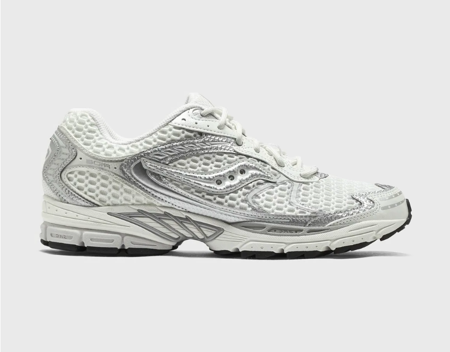 Saucony ProGrid Ride 1 Ivory Silver avec tige en mesh respirant, empiècements synthétiques ivoire et argent métallisé, technologie ProGrid et semelle extérieure en caoutchouc.