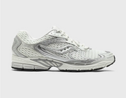 Saucony ProGrid Ride 1 Ivory Silver avec tige en mesh respirant, empiècements synthétiques ivoire et argent métallisé, technologie ProGrid et semelle extérieure en caoutchouc.