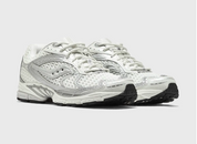 Saucony ProGrid Ride 1 Ivory Silver avec tige en mesh respirant, empiècements synthétiques ivoire et argent métallisé, technologie ProGrid et semelle extérieure en caoutchouc.