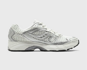 Saucony ProGrid Ride 1 Ivory Silver avec tige en mesh respirant, empiècements synthétiques ivoire et argent métallisé, technologie ProGrid et semelle extérieure en caoutchouc.