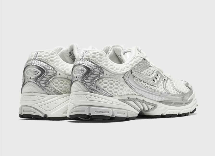 Saucony ProGrid Ride 1 Ivory Silver avec tige en mesh respirant, empiècements synthétiques ivoire et argent métallisé, technologie ProGrid et semelle extérieure en caoutchouc.