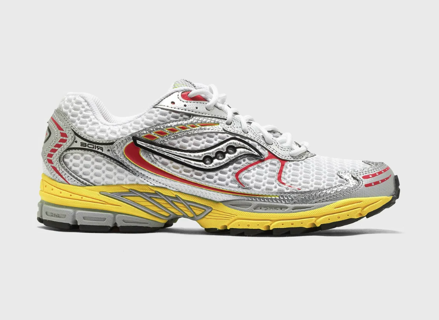 Saucony ProGrid Ride 1 White Buttercup avec tige en mesh respirant, empiècements synthétiques blancs et jaunes Buttercup, technologie ProGrid et semelle extérieure en caoutchouc.