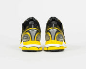 Saucony ProGrid Triumph 4 Lemon Chrome en mesh blanc avec superpositions jaune métallisé et amorti ProGrid.