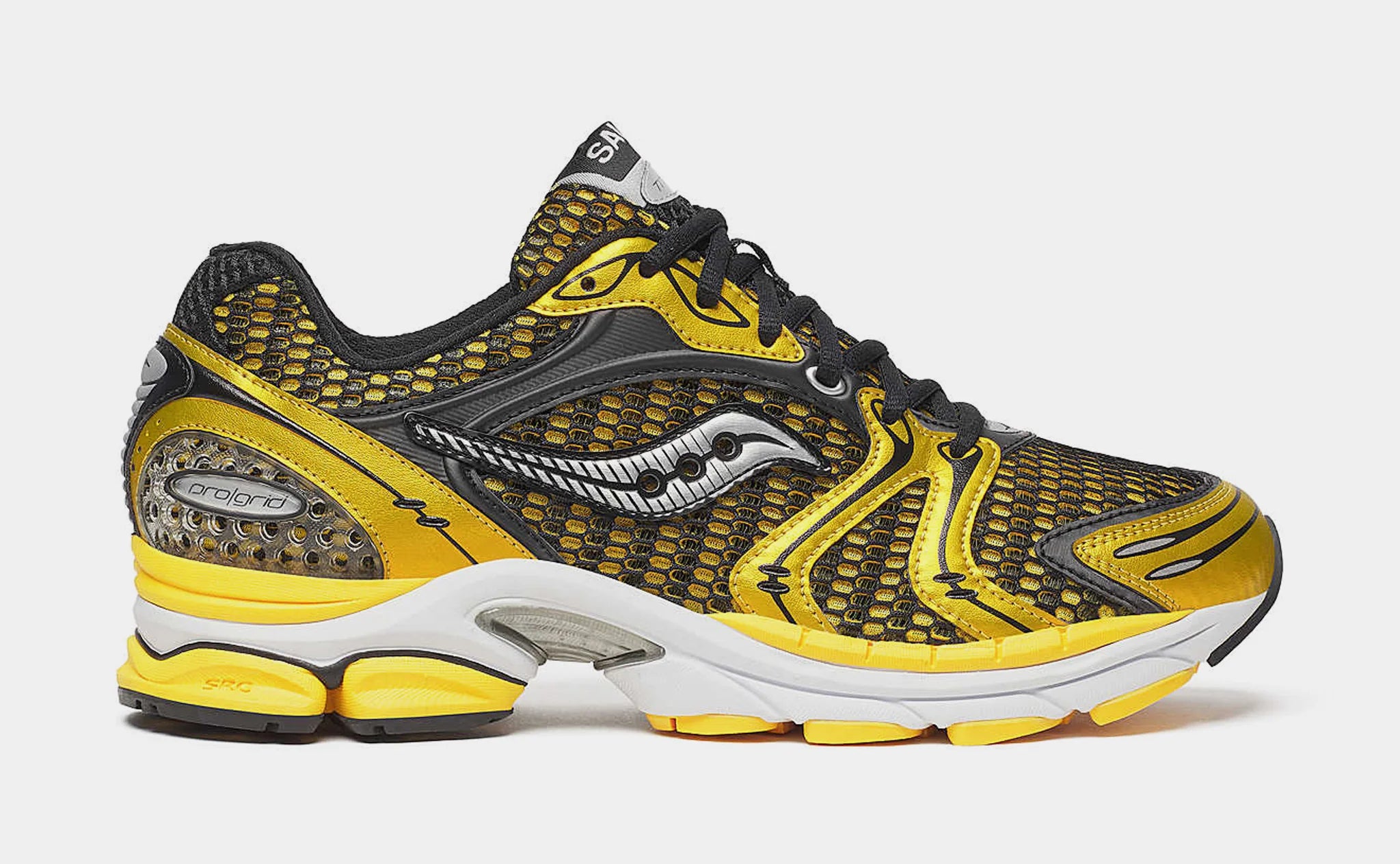 Saucony ProGrid Triumph 4 Lemon Chrome en mesh blanc avec superpositions jaune métallisé et amorti ProGrid.
