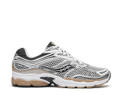 Découvrez la Saucony ProGrid Omni 9 OG White Saddle, une sneaker rétro-running blanche aux nuances Saddle, inspirée des archives Saucony des années 2000 vue de profil. 