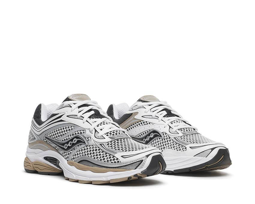 Découvrez la Saucony ProGrid Omni 9 OG White Saddle, une sneaker rétro-running blanche aux nuances Saddle, inspirée des archives Saucony des années 2000 vue de 3/4 face. 