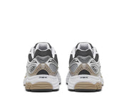 Découvrez la Saucony ProGrid Omni 9 OG White Saddle, une sneaker rétro-running blanche aux nuances Saddle, inspirée des archives Saucony des années 2000 vue de derrière. 