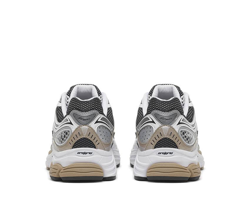 Découvrez la Saucony ProGrid Omni 9 OG White Saddle, une sneaker rétro-running blanche aux nuances Saddle, inspirée des archives Saucony des années 2000 vue de derrière. 