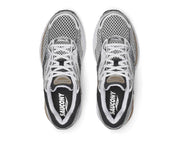 Découvrez la Saucony ProGrid Omni 9 OG White Saddle, une sneaker rétro-running blanche aux nuances Saddle, inspirée des archives Saucony des années 2000 vue du dessus. 