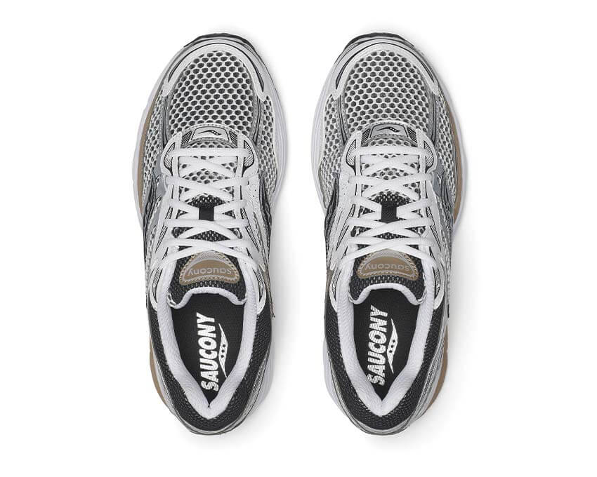 Découvrez la Saucony ProGrid Omni 9 OG White Saddle, une sneaker rétro-running blanche aux nuances Saddle, inspirée des archives Saucony des années 2000 vue du dessus. 