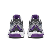 Saucony ProGrid Omni 9 White Black Silver Purple en mesh blanc avec détails argentés, noirs et violets, amorti ProGrid vue de derrière. 
