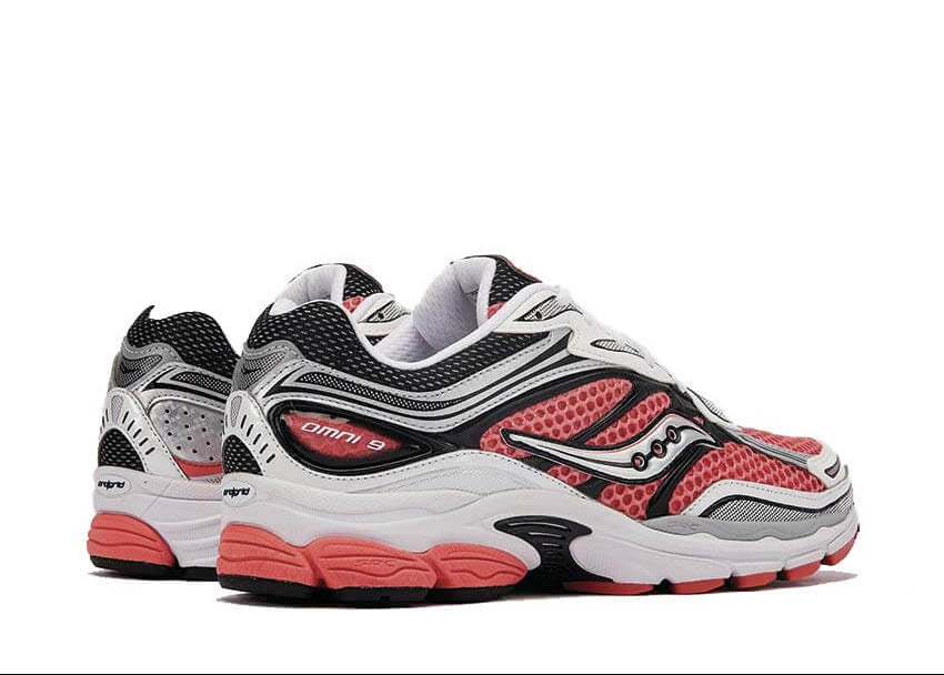Saucony ProGrid Omni 9 Silver Coral, sneaker Saucony rétro-running argentée et corail en mesh avec empiècements techniques et amorti ProGrid.