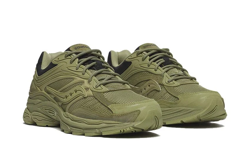 Saucony ProGrid Omni 9 Armor Green en mesh respirant avec renforts synthétiques et amorti ProGrid vue de 3/4 face. 