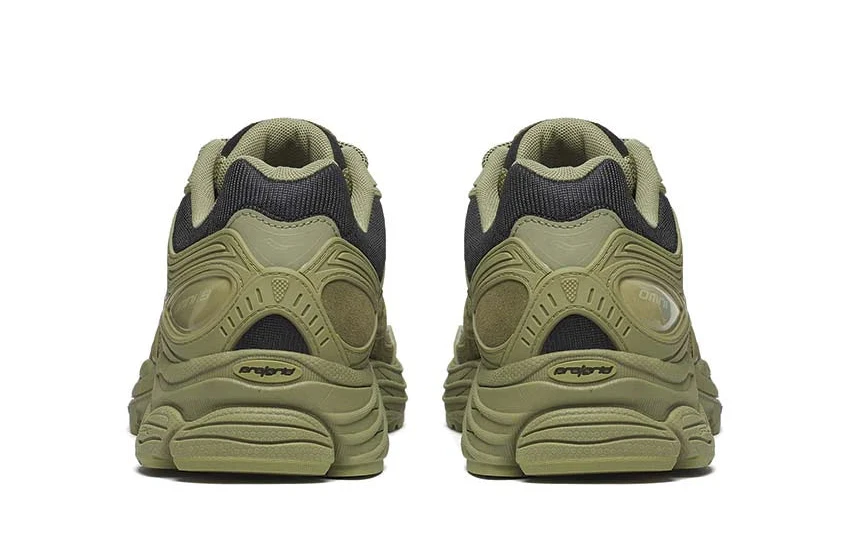 Saucony ProGrid Omni 9 Armor Green en mesh respirant avec renforts synthétiques et amorti ProGrid vue de derrière. 