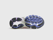 Image de la Saucony ProGrid Omni 9 Pink/Purple, sneaker rose vif et violet profond, tige mesh/daim/cuir, cage latérale TPU de maintien, semelle EVA ProGrid™, design rétro-running 2010. Vue sur la semelle.